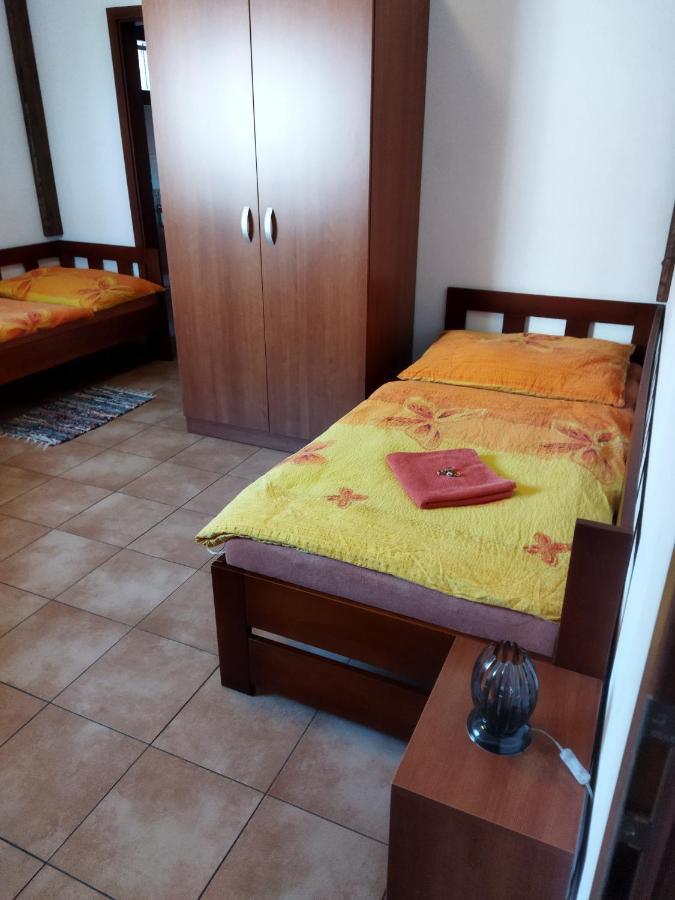 Vinny Sklep A Penzion U Vinohradu Velké Bílovice Exteriör bild